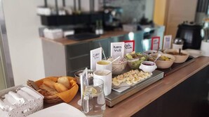 Un buffet proposant des plats clairement identifiés, comme la « salade de pommes de terre » et le « hareng au curry ».