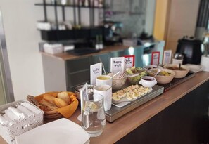 供应午餐和晚餐，地方菜