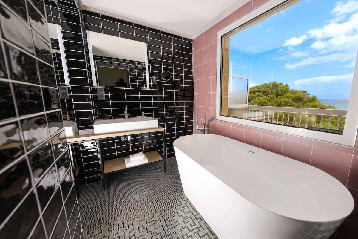 deluxe double or twin room, sea view | bathroom | free toiletries, hair dryer, towels