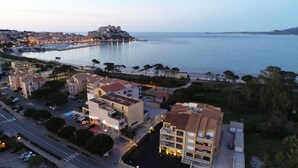Une ville côtière qui abrite un château historique, des bâtiments modernes et un port de plaisance.