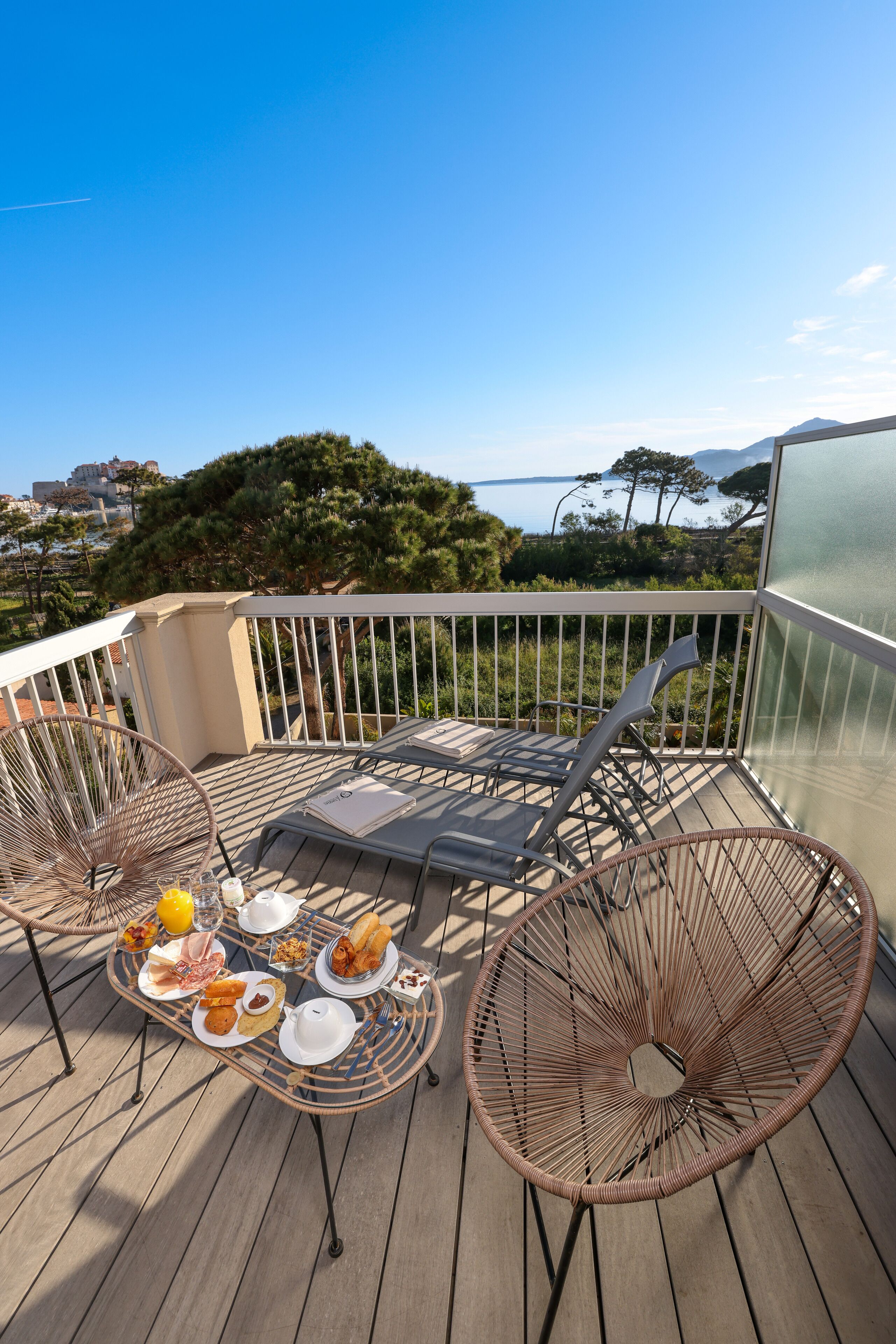 Minibar, coffres-forts dans les chambres, décoration personnalisée