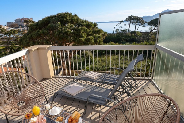 Superior Double Room, Sea View | Minibar, in-room safe, desk, laptop workspace