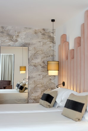 Chambre Deluxe double ou avec lits jumeaux, vue sur la ville | Minibar, coffre-fort, décor unique, ameublement unique