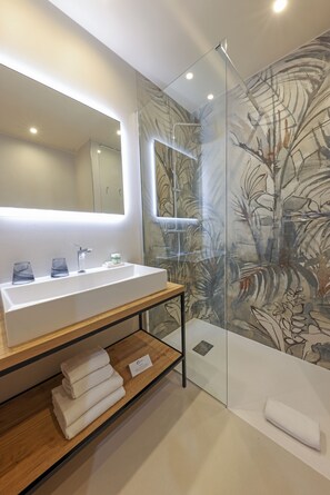 Habitación doble superior, vistas a la ciudad | Baño | Artículos de higiene personal gratuitos, secador de pelo y toallas