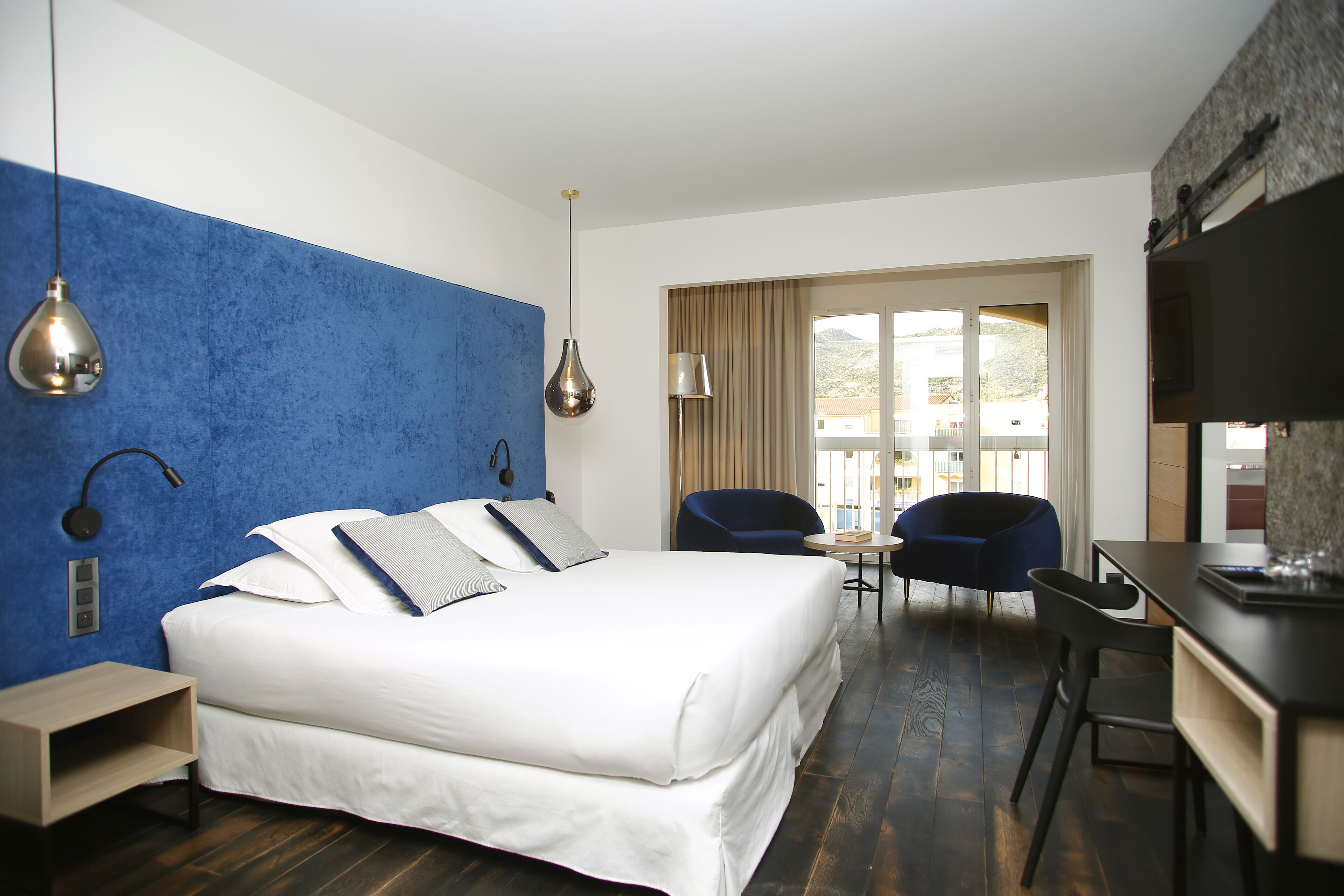 deluxe double or twin room, city view | minibar, in-room safe, individually decorated, individually furnished