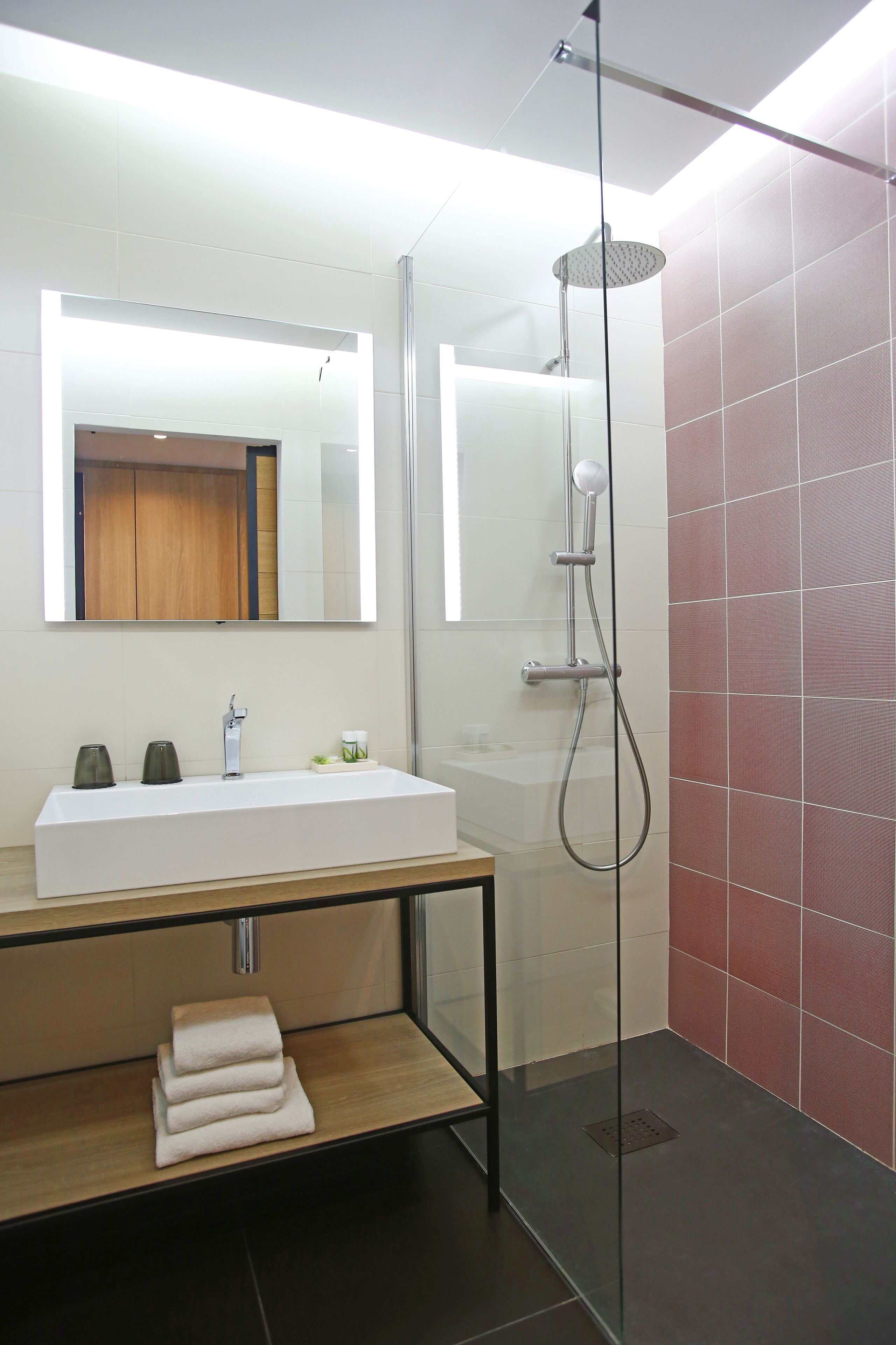 superior double room, city view | bathroom | free toiletries, hair dryer, towels