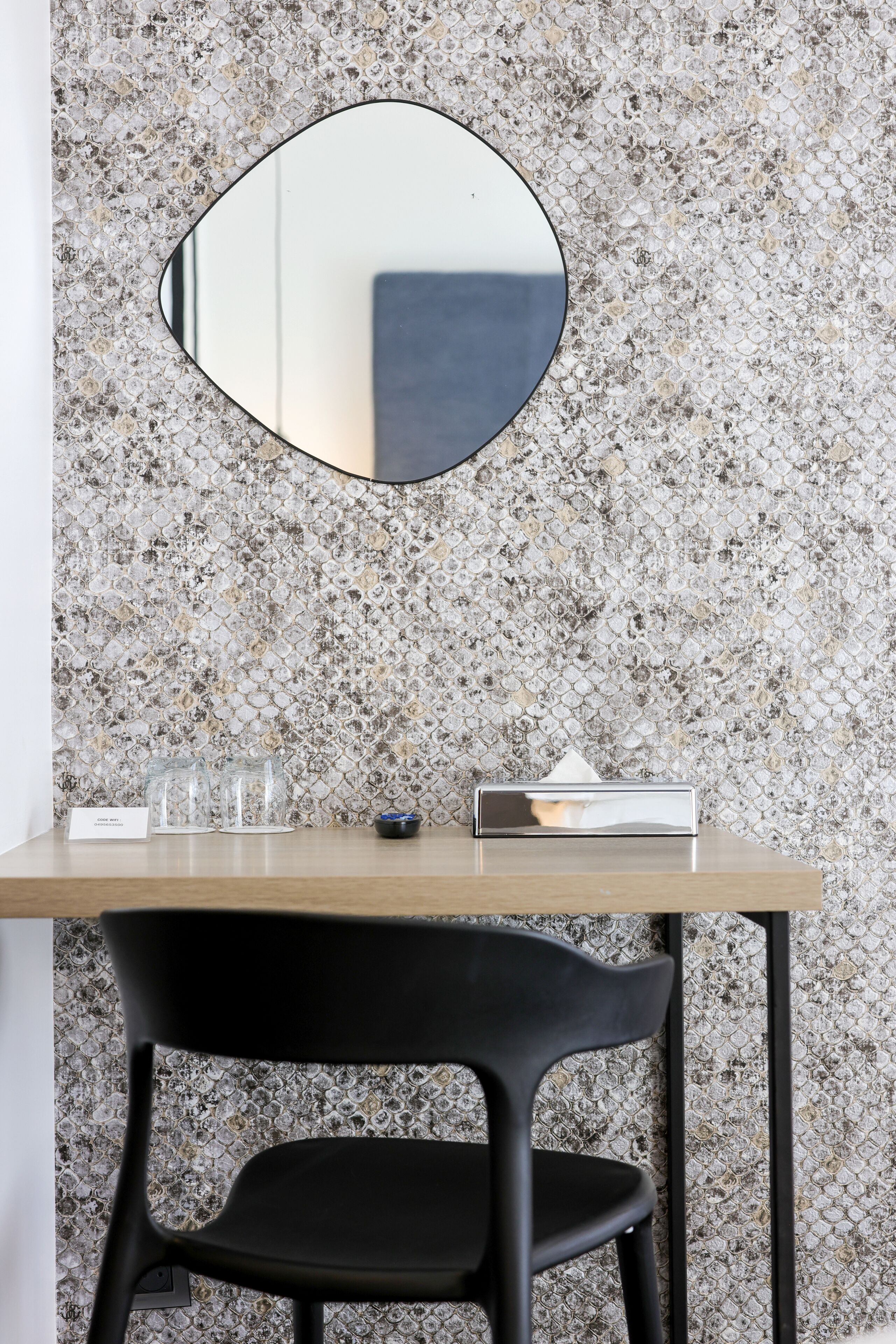 comfort room | minibar, in-room safe, individually decorated, individually furnished