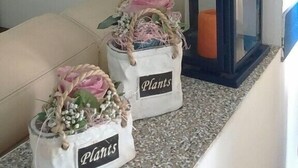 A framed painting, two decorative plant containers, and a lantern on a shelf. - Hotel Acquazzurra (Rimini)
