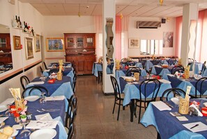 Breakfast, lunch and dinner served  - Hotel Acquazzurra (Rimini)