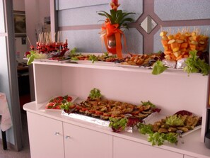 Breakfast, lunch and dinner served  - Hotel Acquazzurra (Rimini)