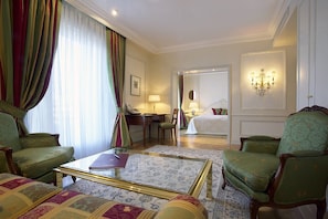 Apartment Suite | Minibar, una cassaforte in camera, una scrivania, tende oscuranti