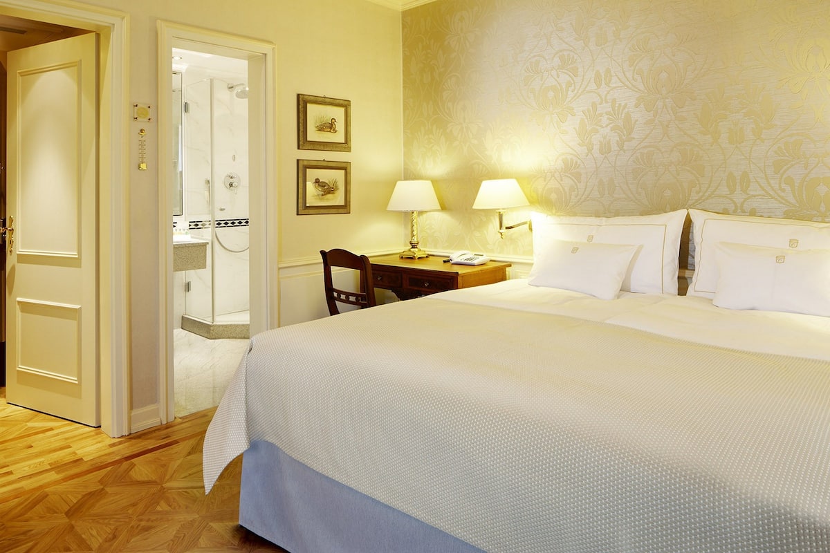 Klassieke tweepersoonskamer, 1 queensize bed | Een minibar, een kluis op de kamer, een bureau, verduisterende gordijnen