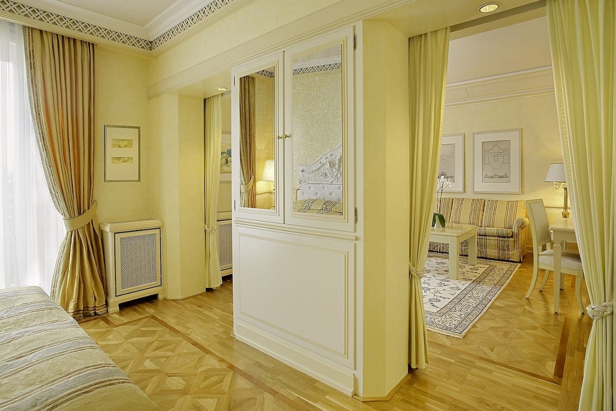 Klassieke suite | Een minibar, een kluis op de kamer, een bureau, verduisterende gordijnen