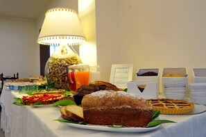 بوفيه فطور مجانًا يوميًا