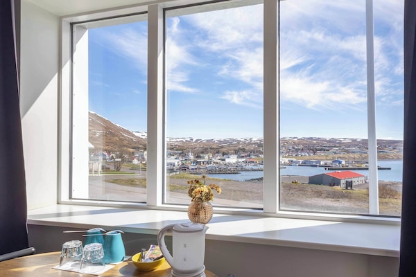 Quarto casal superior | Escrivaninha, espaço de trabalho para notebook, cortinas blackout