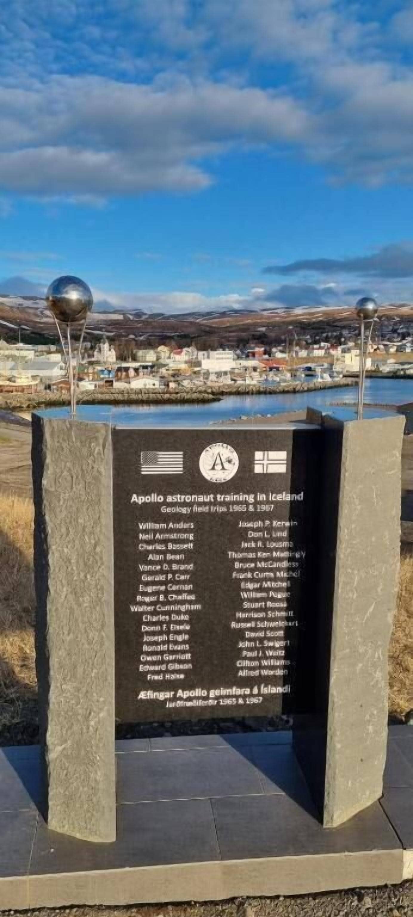 Letrero que enumera a los astronautas de Apolo entrenando en Islandia, con un paisaje pintoresco de fondo.
