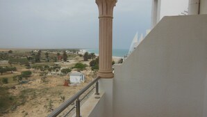 A balcony with a view of a beach and desert landscape. - Hergla Diamond (Hergla)