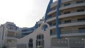A multi-story hotel with balconies and arched windows. - Hergla Diamond (Hergla)