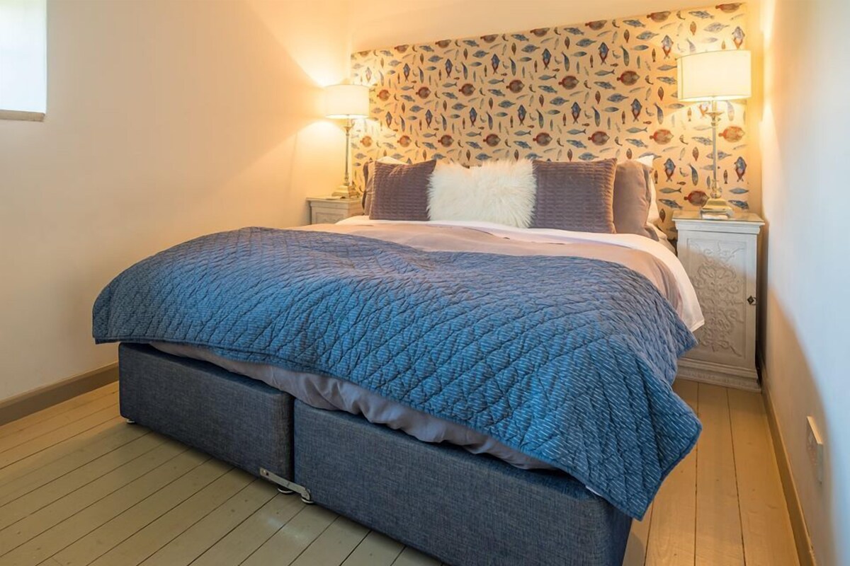 Cottage (The Brewhouse) | Iron/ironing board, bed sheets