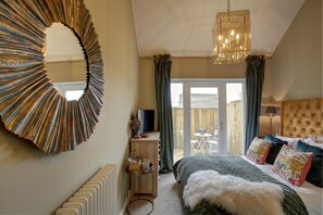 Dobbeltværelse - udsigt til gårdsplads - stueetage (The Hideout) | Strygejern/strygebræt, sengetøj