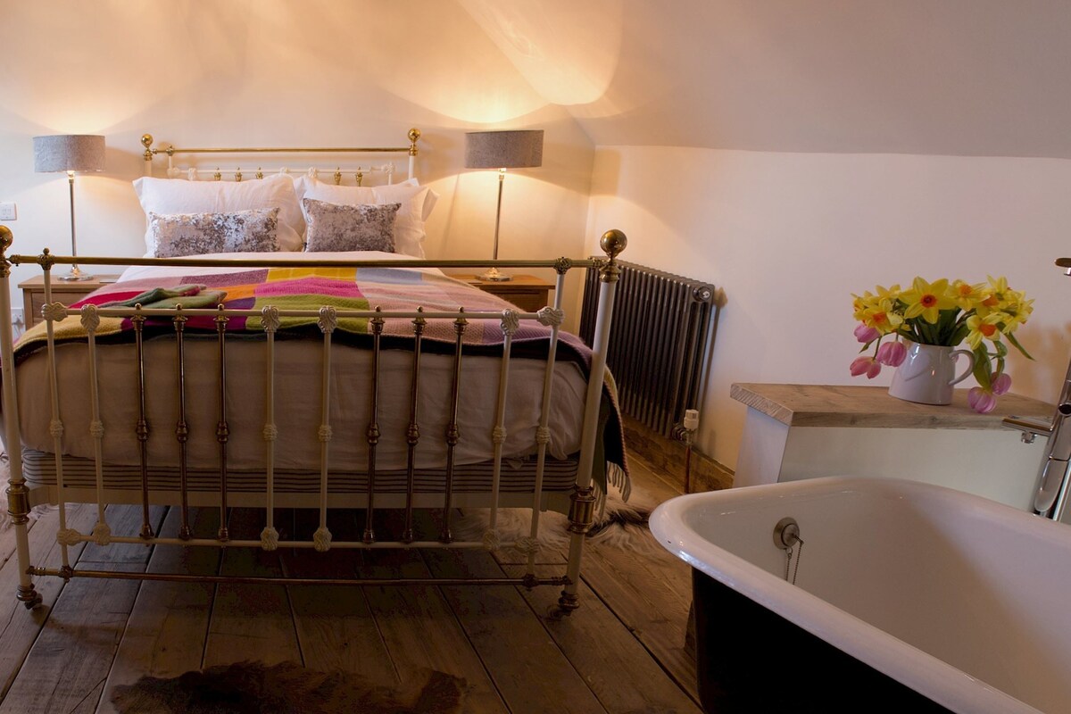 Suite (The gallery) | Iron/ironing board, bed sheets