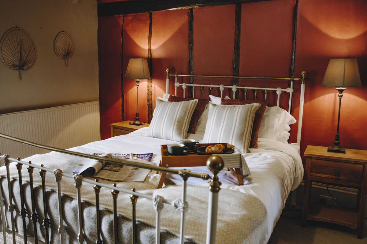Deluxe Double Room (The Botanist) | Iron/ironing board, bed sheets