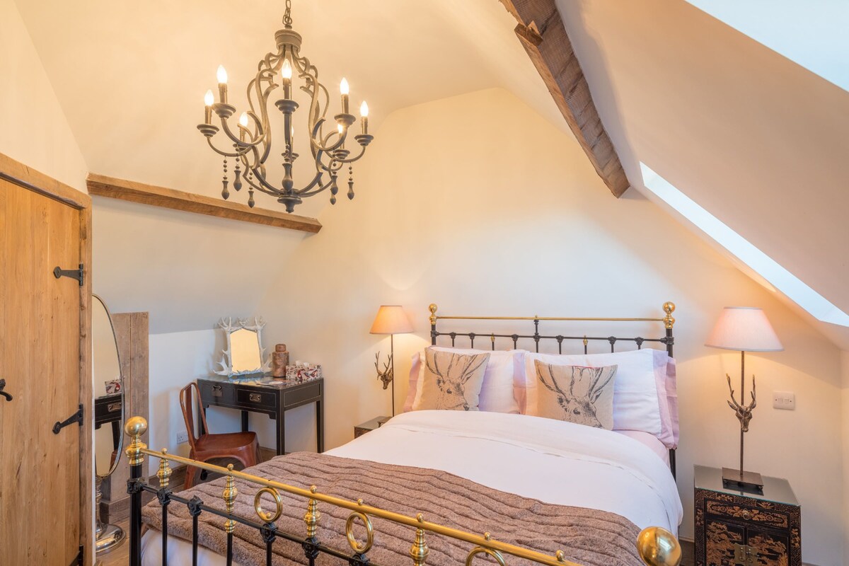 Deluxe Double Room (The Loft) | Iron/ironing board, bed sheets