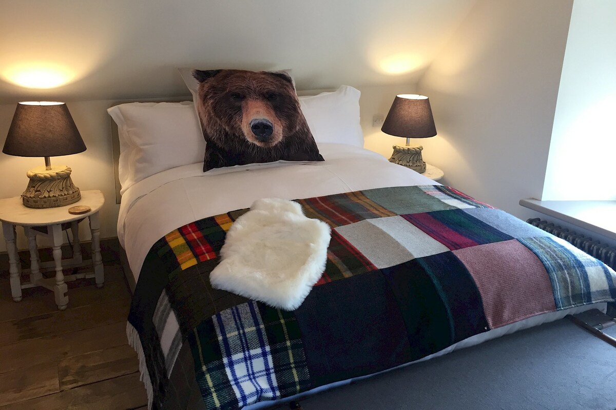 Suite (The stables) | Iron/ironing board, bed sheets