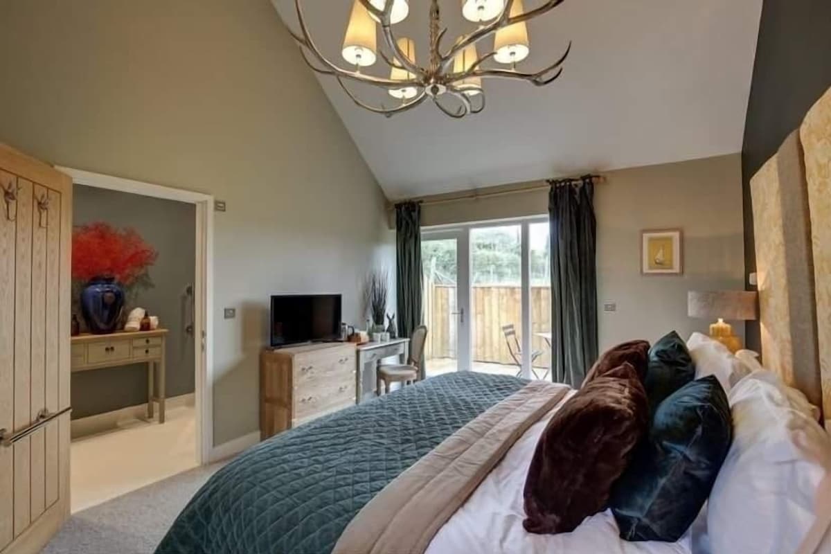 Double or Twin Room, Accessible, Ground Floor (The Warren) | Iron/ironing board, bed sheets