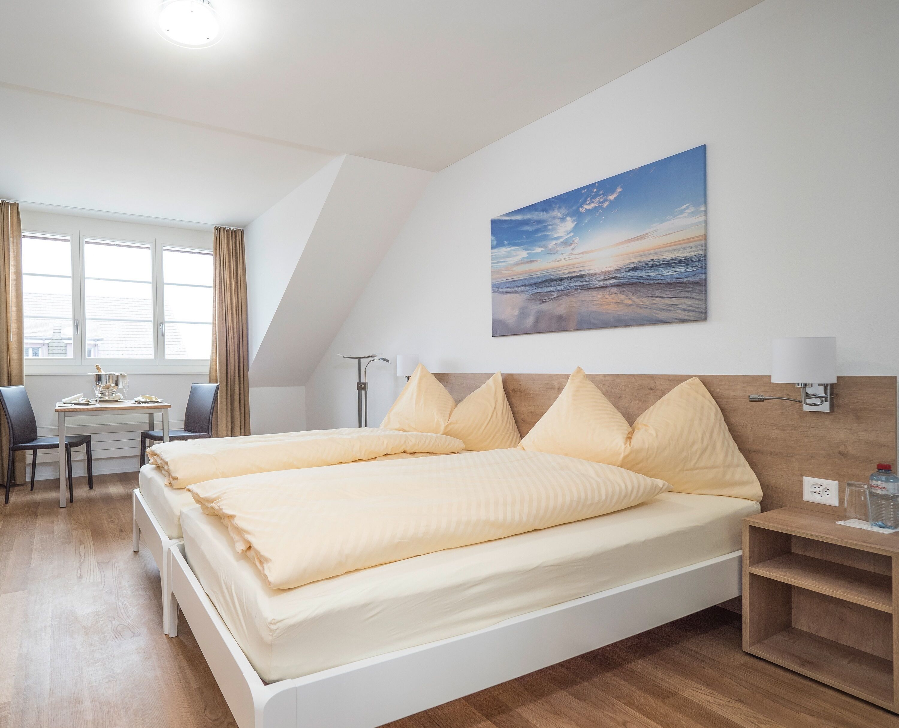 Schreibtisch, laptopgeeigneter Arbeitsplatz, kostenloses WLAN