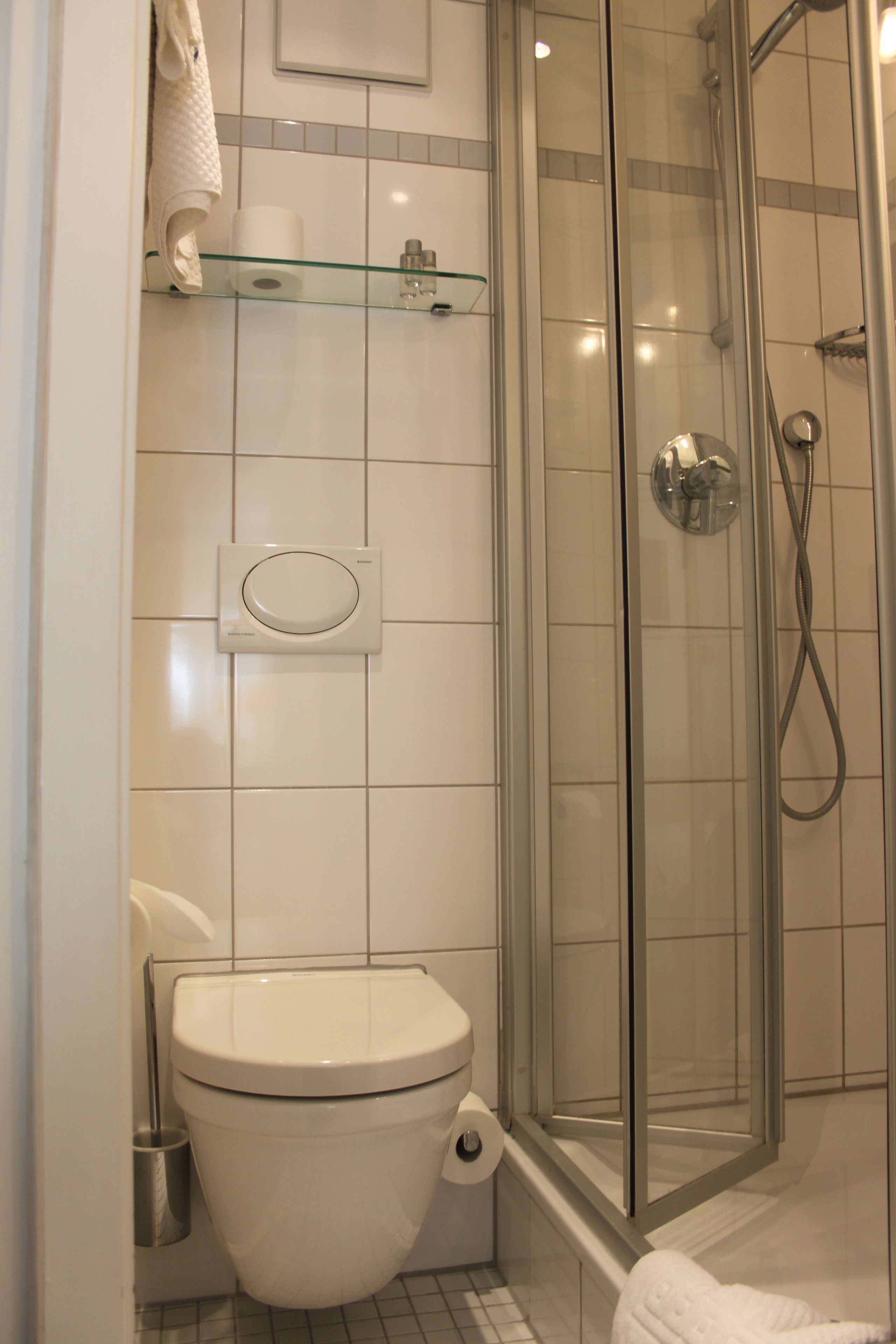 standard single room | bathroom | free toiletries, hair dryer, towels