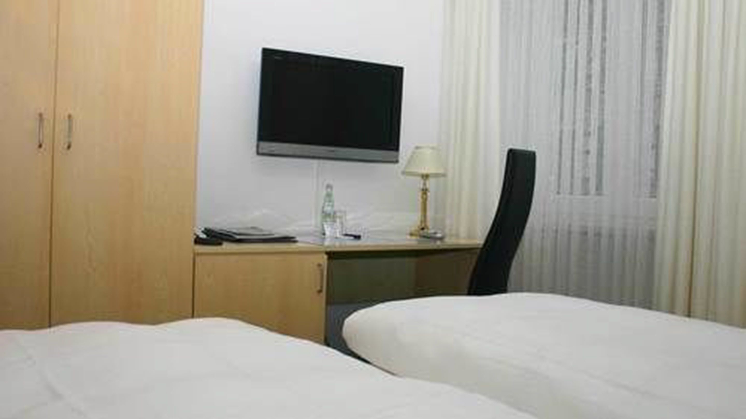 standard double room | desk, soundproofing, iron/ironing board, free wifi