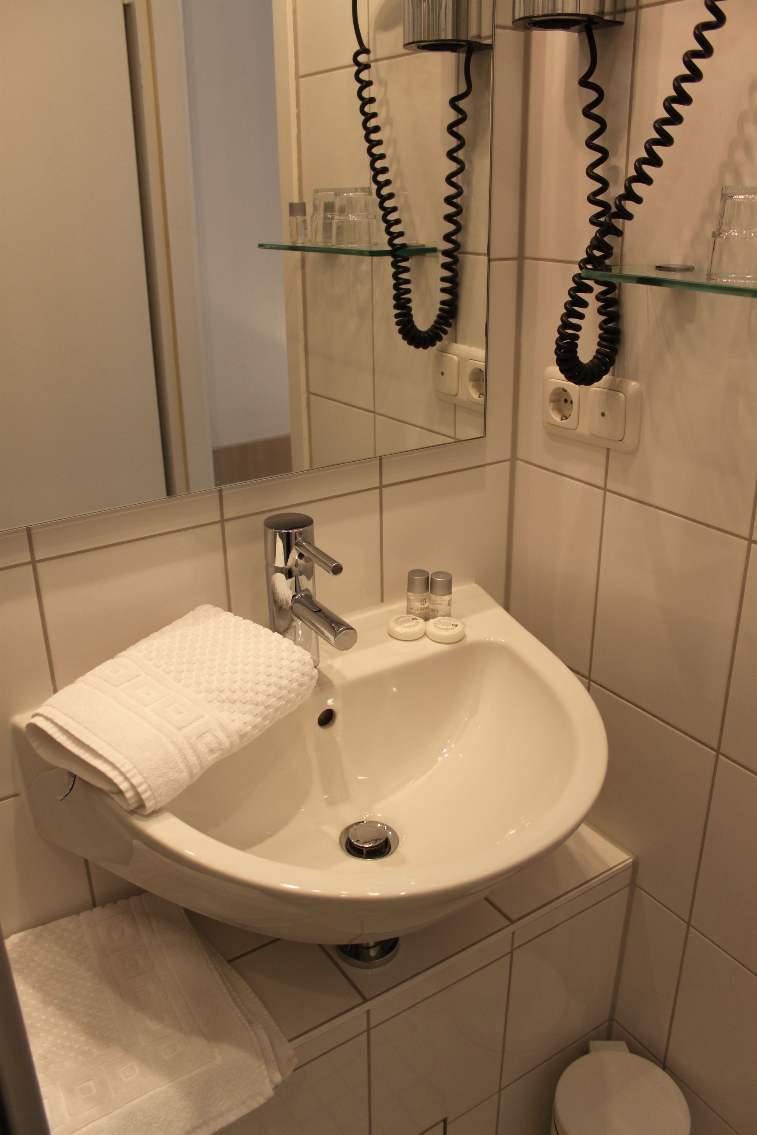 standard double room | bathroom | free toiletries, hair dryer, towels