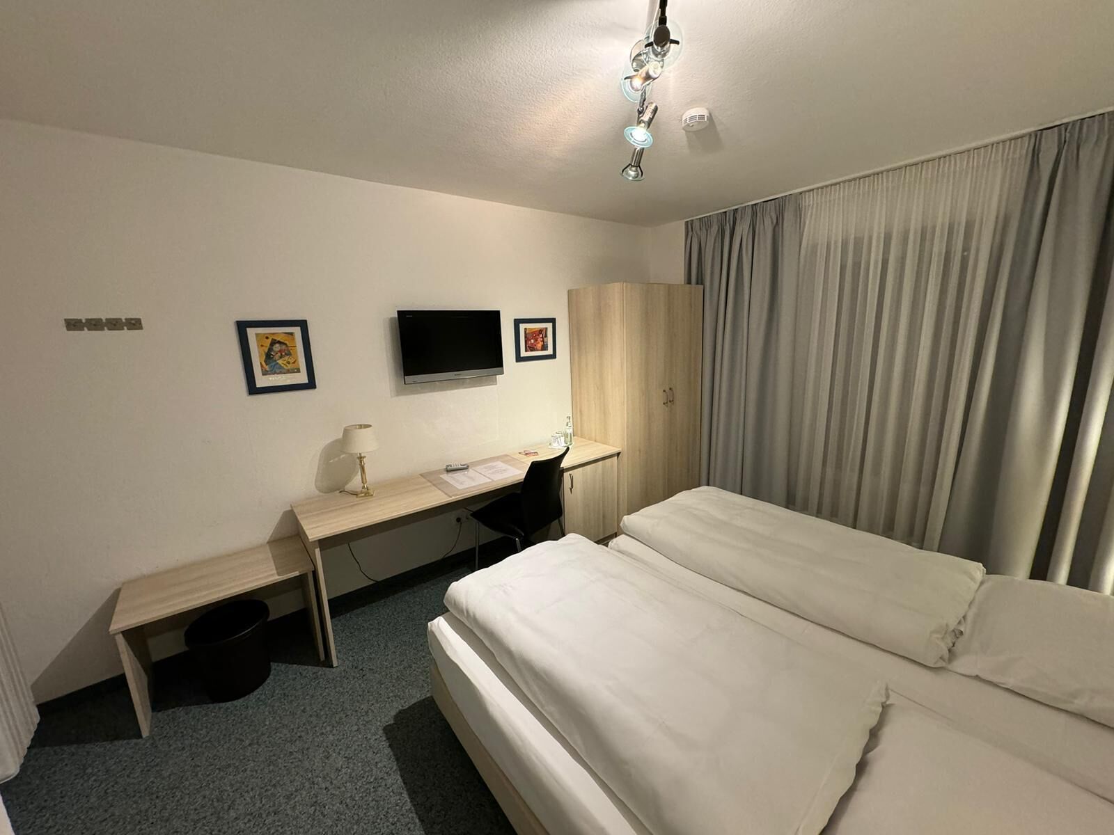 standard double room | desk, soundproofing, iron/ironing board, free wifi