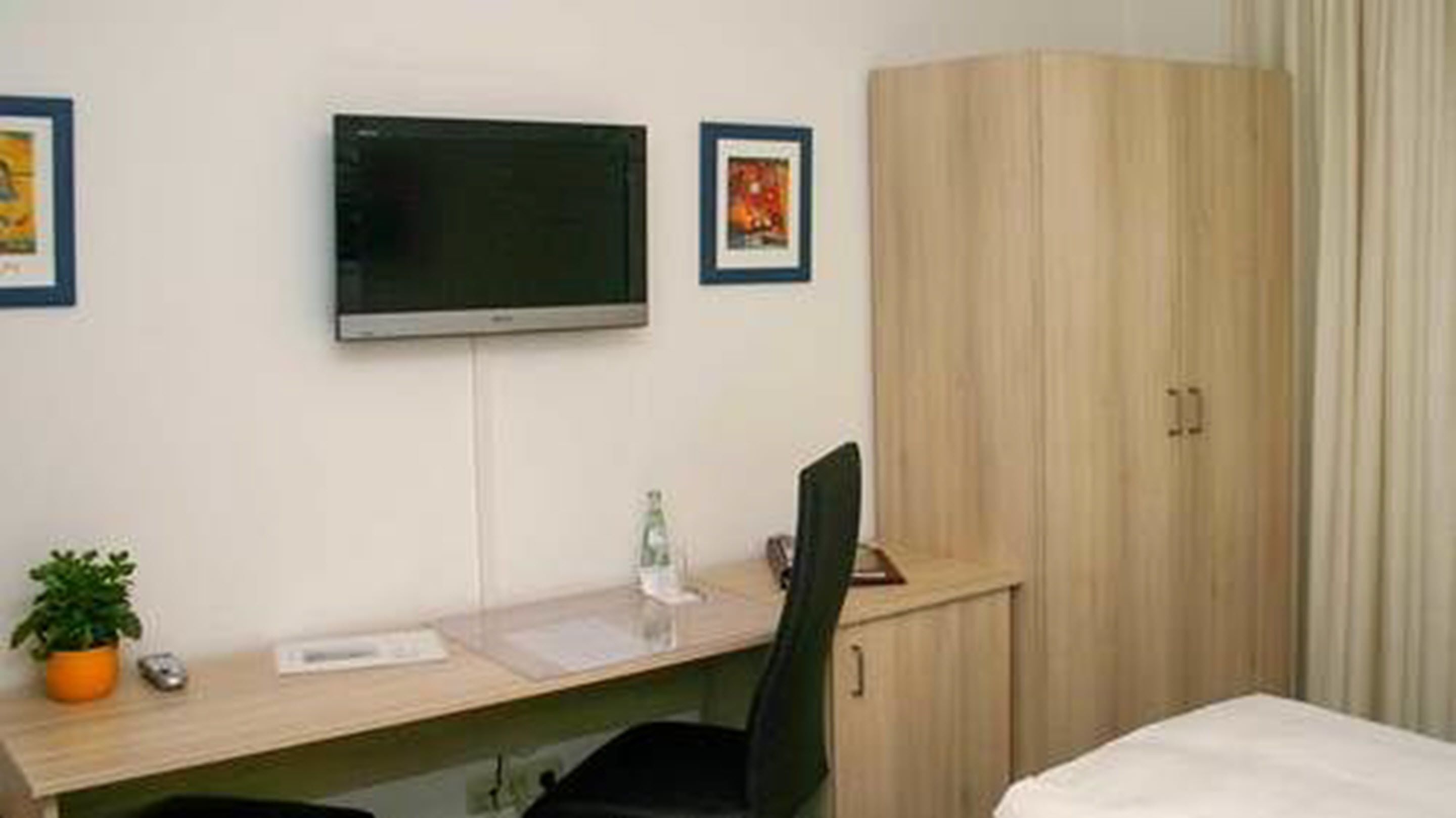 standard double room | desk, soundproofing, iron/ironing board, free wifi