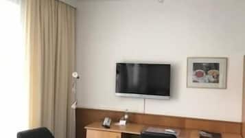 Escritorio, insonorización, tabla de planchar con plancha y wifi gratis