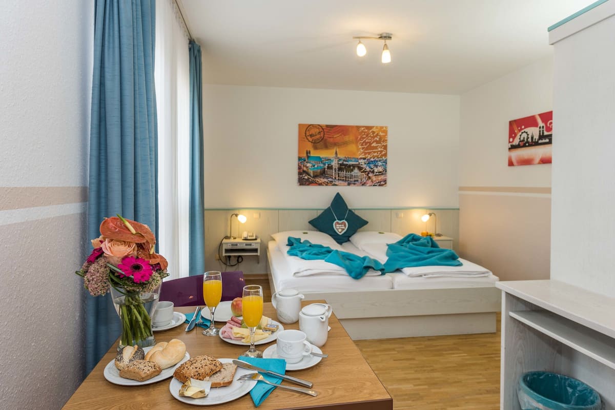 Family Room | Minibar, in-room safe, desk, soundproofing