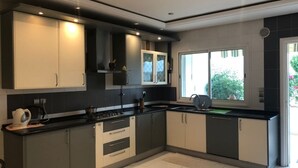 ヴィラ 4 ベッドルーム | 専用キッチン | コーヒー / ティーメーカー、冷蔵庫、電子レンジ、オーブン