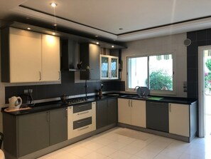 Villa, 4 camere da letto | Cucina privata | Frigorifero, microonde, forno, piano cottura