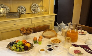 Petit-déjeuner buffet (8.00 EUR par personne)