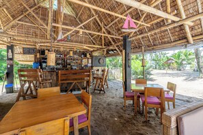 Petit déjeuner et déjeuner servis sur place