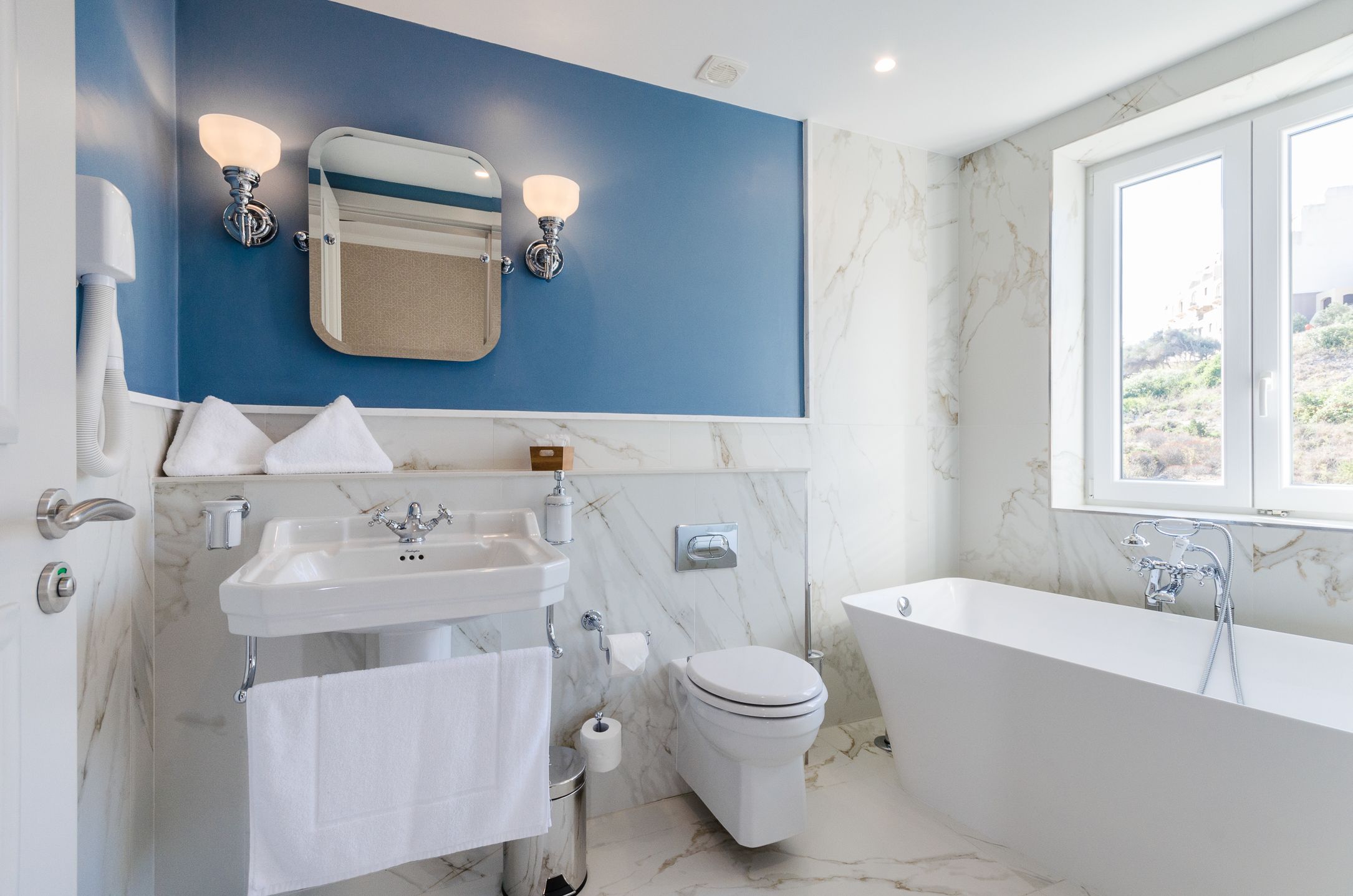 standard double room | bathroom | combined shower/bathtub, free toiletries, hair dryer, dressing gowns
