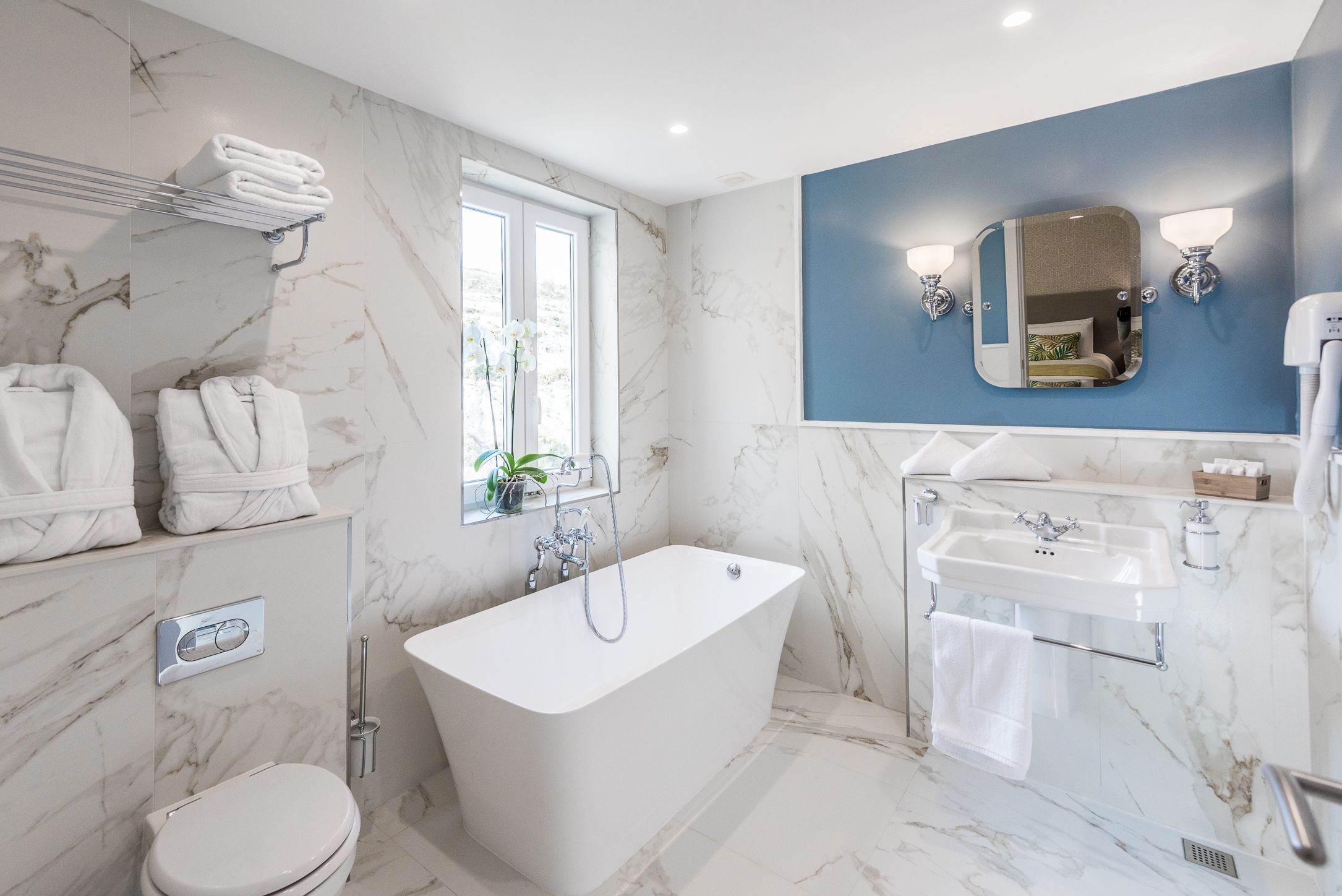 deluxe double room | bathroom | combined shower/bathtub, free toiletries, hair dryer, dressing gowns