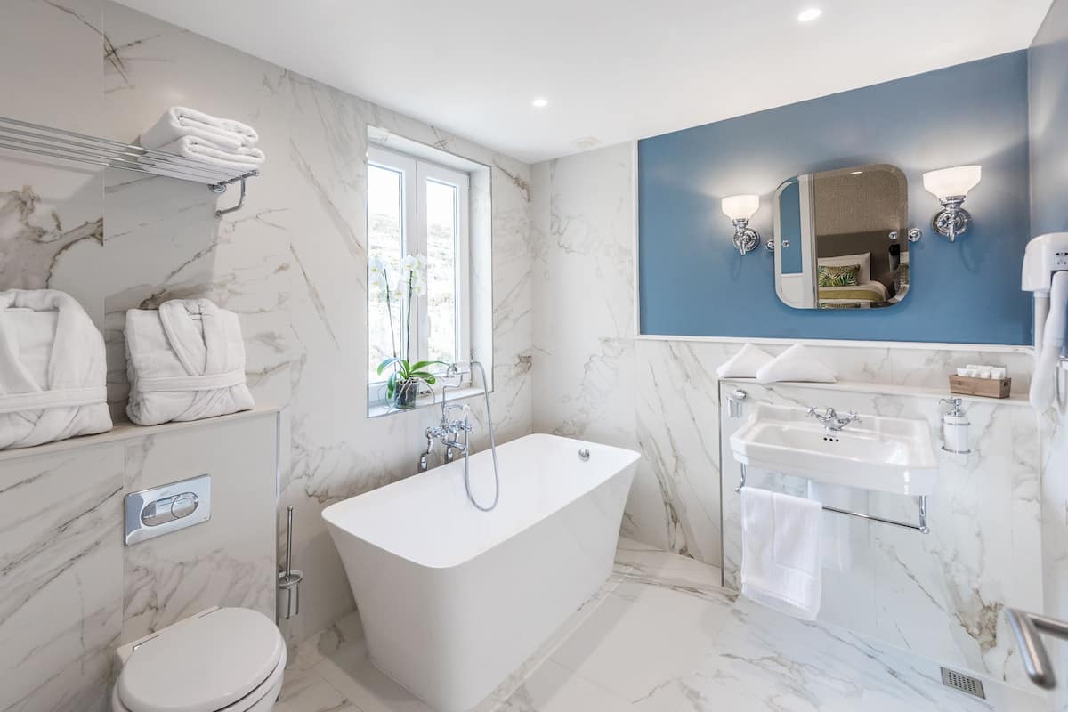 deluxe double room | bathroom | combined shower/bathtub, free toiletries, hair dryer, dressing gowns