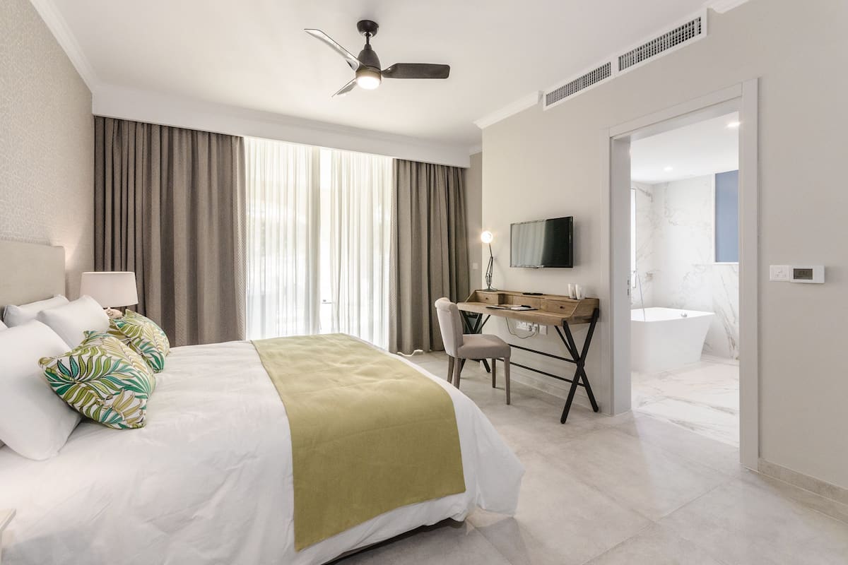 superior double room | minibar, in-room safe, desk, blackout curtains