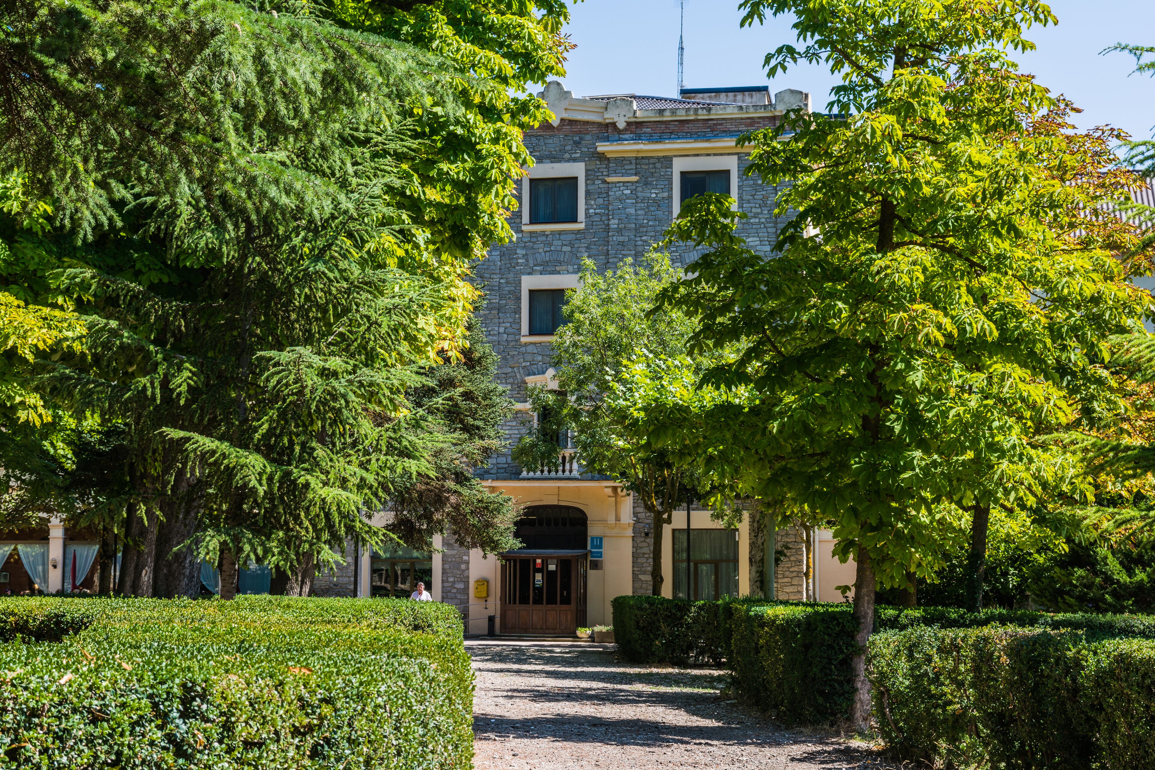 Vista frontal de la propiedad