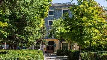 Vista frontal de la propiedad