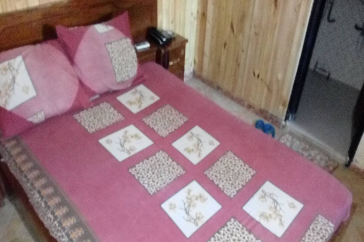Chambre de base | 1 chambre, literie de qualité, bureau, fer et planche à repasser