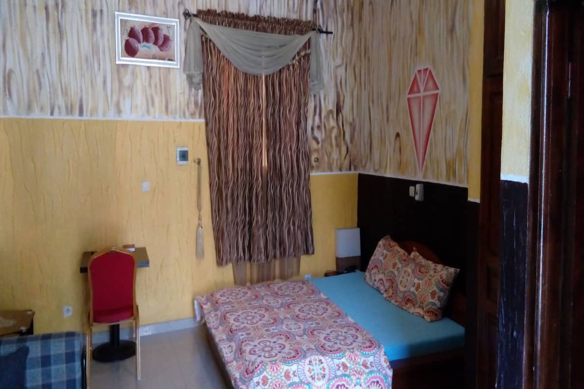 Design Studio Suite, 1 Bedroom, Smoking | 1 bedroom, premium bedding, desk, iron/ironing board