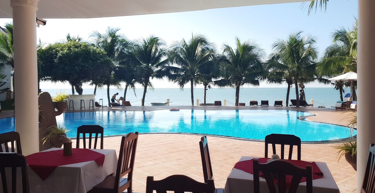 breakfast, lunch and dinner served